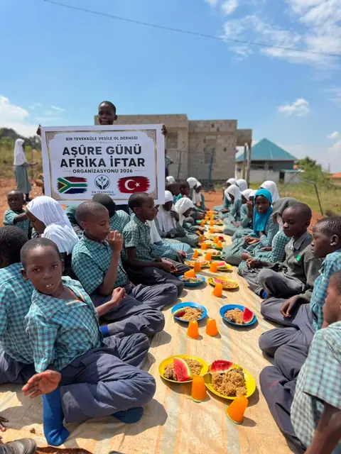 Yemek dağıtımı çalışmasından bir an