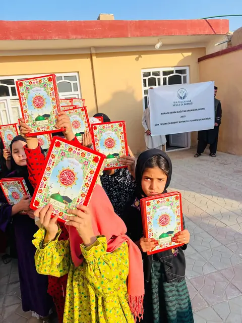 Afganistan'da Mushaf dağıtımı