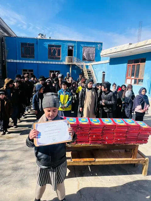 Afganistan'da çocuklara ulaştırılan Kur’an-ı Kerimler